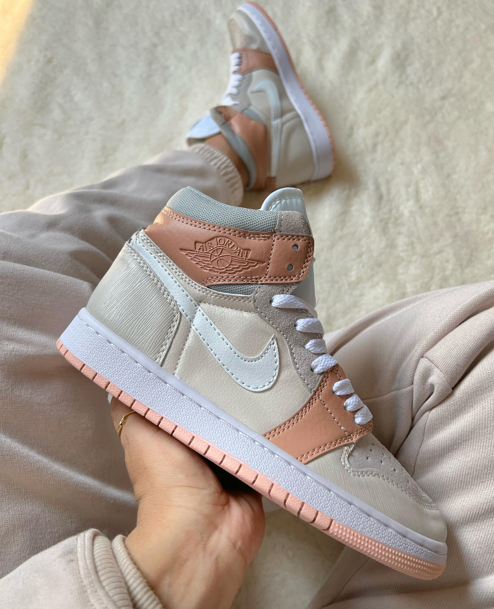 🔥NIKE JORDAN RETRO MID CREAM MUJER - Main Image