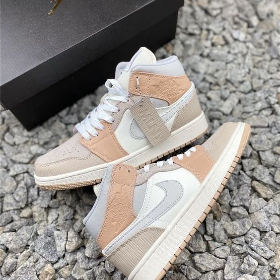 🔥NIKE JORDAN RETRO 1 MID CREAM - MUJER