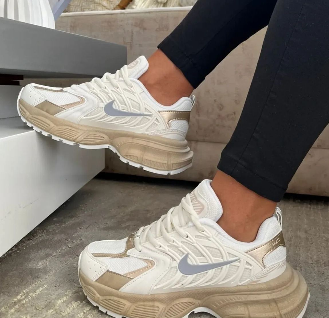🔥NIKE V5K - GOLD - MUJER