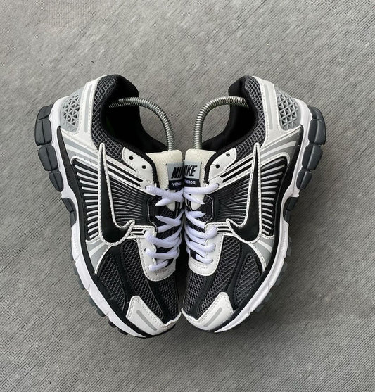 🔥NIKE VOMERO - NEGRO - MUJER