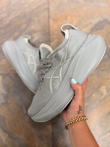 🔥ASICS NIMBUS 28 - GRIS - HOMBRE